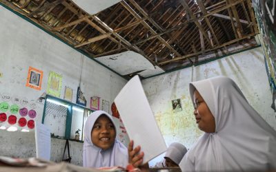 kasihan-siswa-siswi-ini-belajar-dalam-kondisi-sekolah-rusak-1